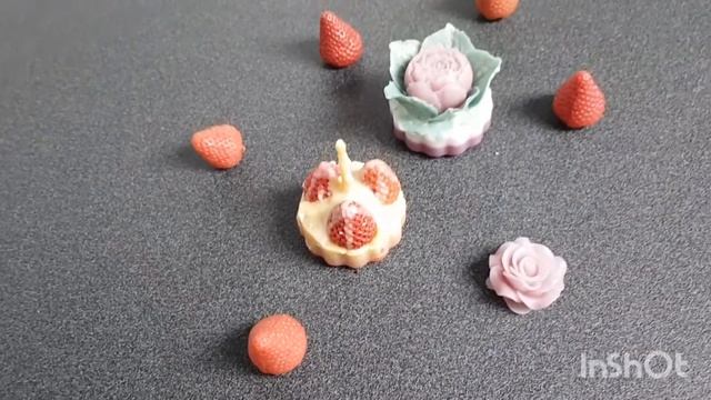 Свеча и мыло ручной работы.
Candela e sapone fatto a mano.