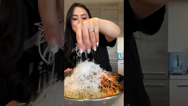 Vegetarian Spring Rolls (SOOO CRISPY!)