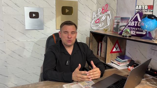 Какая траектория разворота правильная для водителя красного автомобиля?