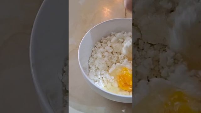 Творог с сахаром.
