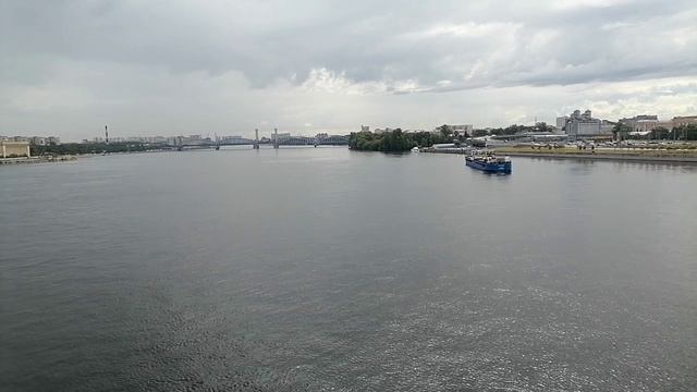 Движуха трамваев и виды из окна автобуса на мосту Александра Невского снято июль 2023г