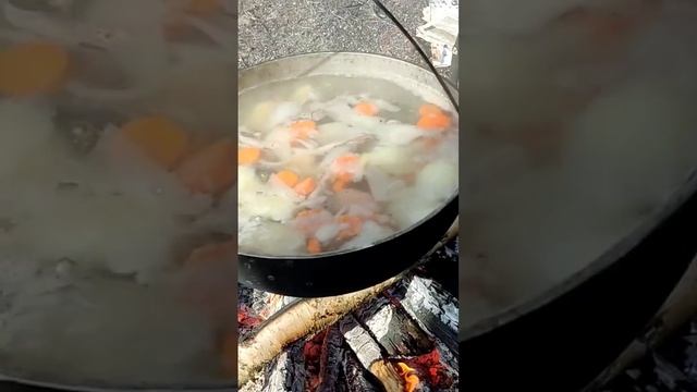 Что может быть вкуснее, чем уха на рыбалке?