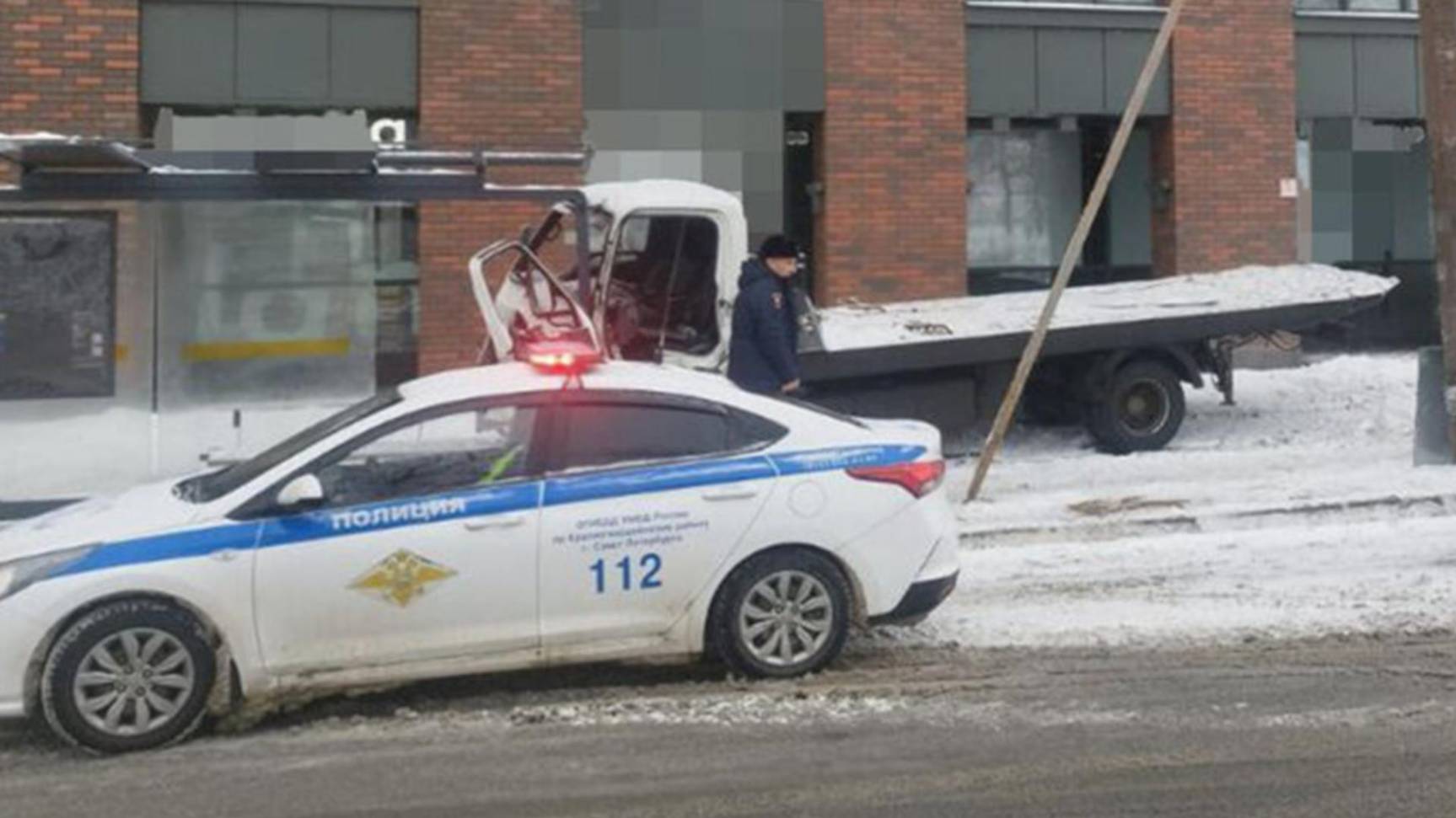 В Петербурге мать и ребенок пострадали в ДТП с протаранившим остановку эвакуатором