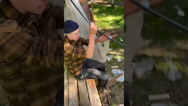 Пробковая шапка и два аборигена