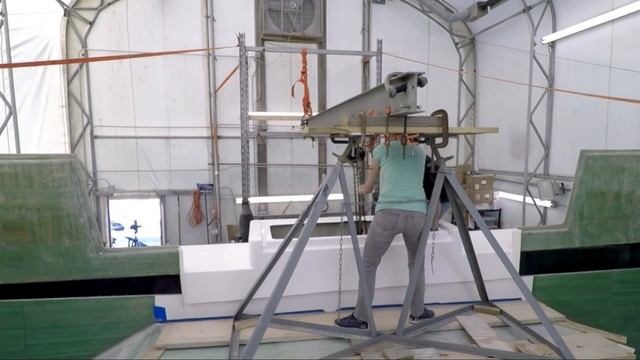 CATAMARAN BUILD - Can 4 People Lift A Transom Into Place？ (MJ Sailing - Ep 211)