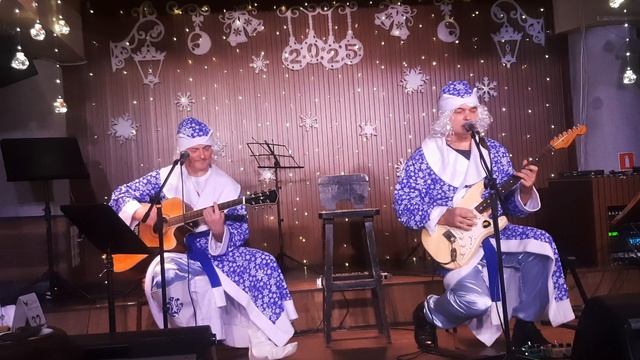 "А СНЕГ ИДЁТ, А СНЕГ ИДЁТ"❄️🎄❄️
АНДРЕЙ БУЛГАКОВ🎸И АЛЕКСАНДР АРИСТОВ🎸ЯНВАРЬ 2025 года.❄️🎄☃️