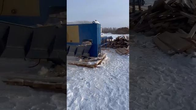 Работа колуна и загрузка дров в реторту при производстве древесного угля