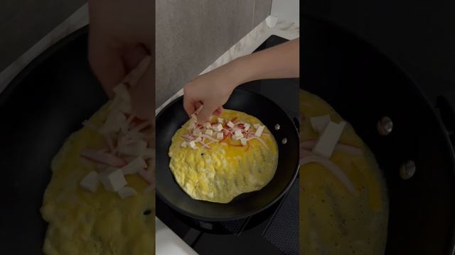 Яичный ролл с сыром и крабовыми палочками😋#shorts #shortvideo #breakfast #завтрак #яичныйролл