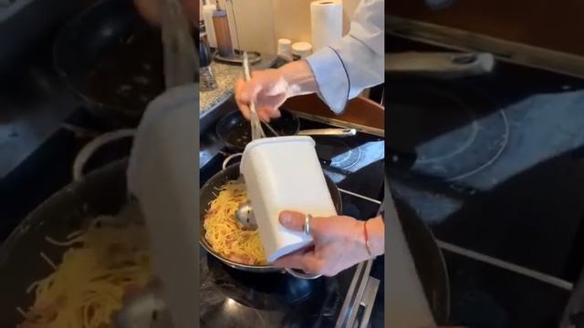 Antonio Carbone cucina Spaghetti alla Carbonara