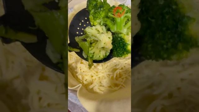 HOJALDRE CON BECHAMEL, QUESO Y BROCOLI