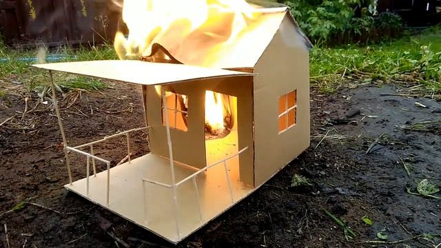 Горит маленький дом из картона!