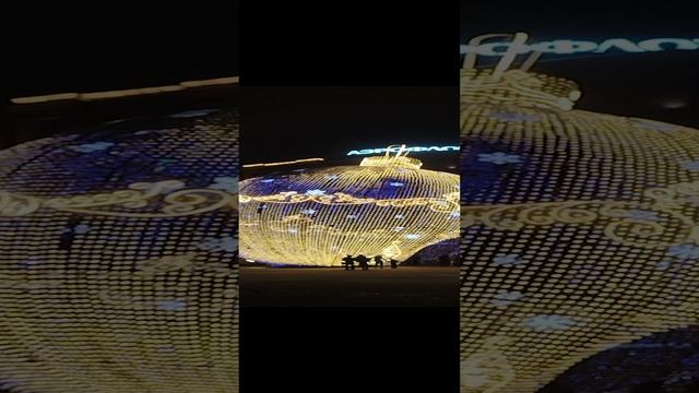 Огромный Новогодний шар в Москве на Поклонной горе.