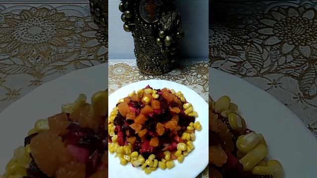 Прекрасный салат с интересными не обычными ингредиентами. Вкусно готовим