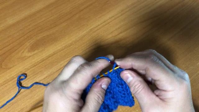 Интересный узор спицами похож на плиссе