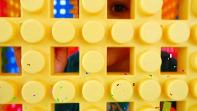 Влад и Никита играют с игрушечными блоками