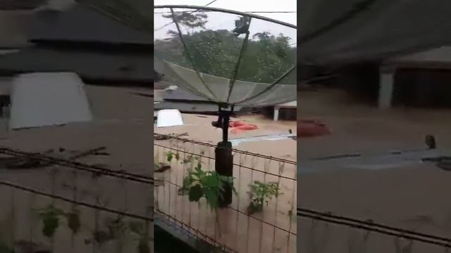 Наводнение в округе Сагарантен (Западная Ява, Индонезия, 4.12.2024).