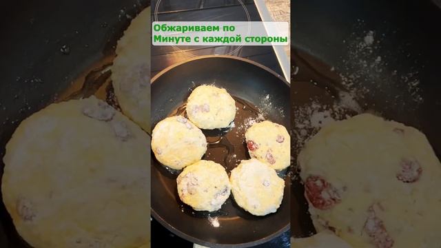 Быстрый завтрак Сырники с изюмом  Сметана и черника