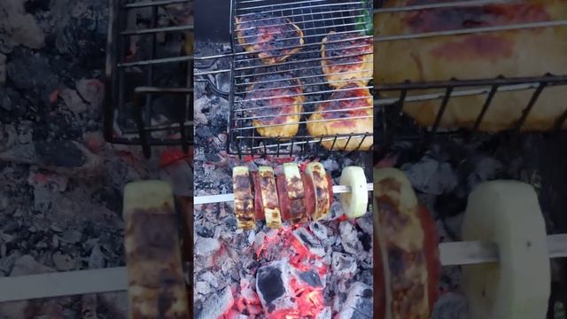 Куриные бедра с овощами на мангале