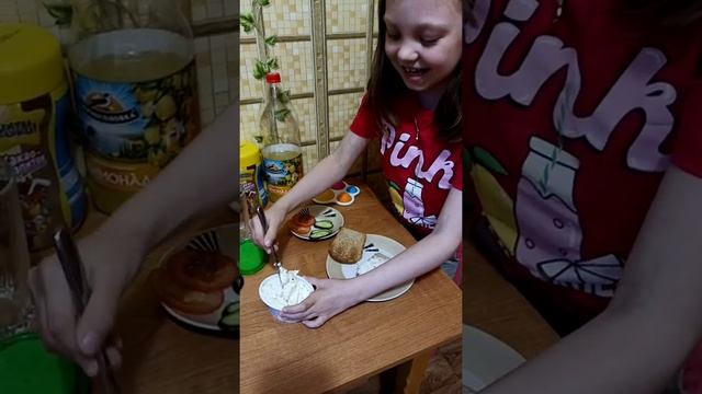 Готовлю сэндвич для мамы
