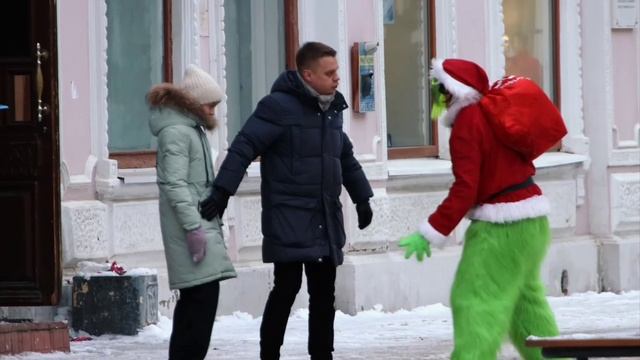 ГРИНЧИ ПРОТИВ ДЕДОВ 
 МОРОЗОВ/ 
новогодняя суета.