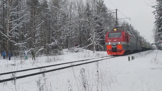 "В рождество" электровоз 2ЭС4К-027 с наливным поездом на перегоне Заневский пост 1 - Ржевка