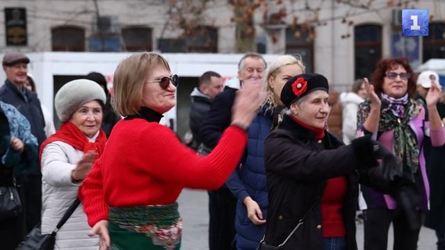 Массовые рождественские гуляния: на площади Нахимова водили хоровод