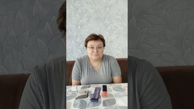 Покрасила ногти.