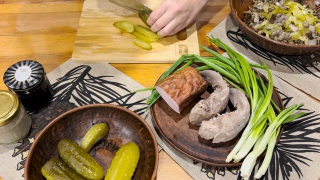 М'ясний салат з грибами та квашеним огірком - святкова смакота!