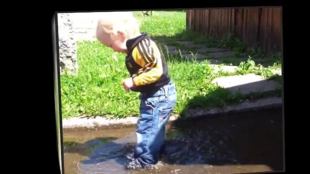 Макс купается