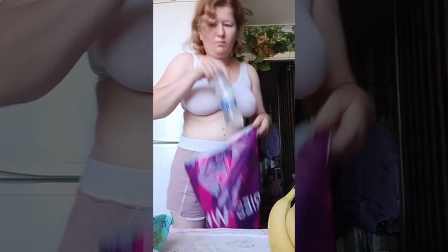 Пышная девушка распоковка вещей