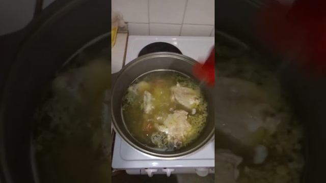 Ну, очень вкусный суп с пастой, макароновый суп легко и просто
