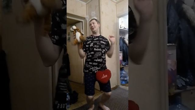 Дед  танцует в клубе! 😂