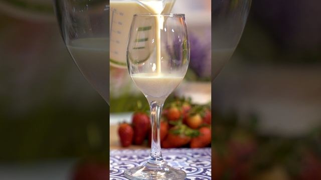 Easy Strawberry Panna Cotta #easyrecipes #youtubeshorts #summerdrinks