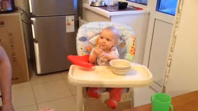 Ева ест кашу