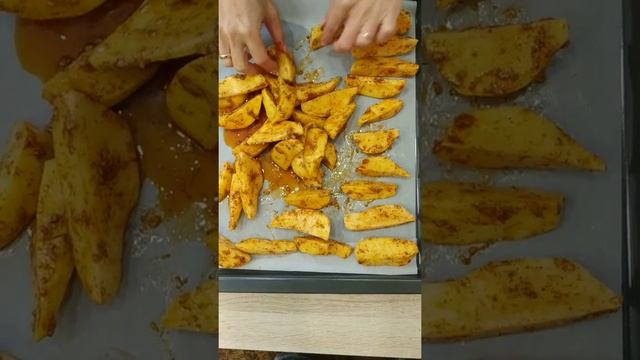 Картошка по деревенски, крылышки по восточному