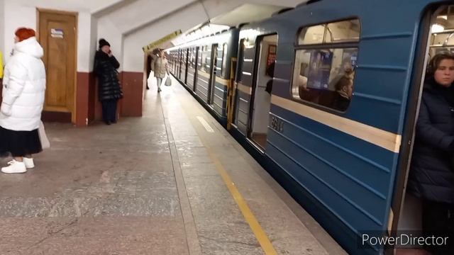 метропоезд "Ем-501" на станции "площадь восстания"