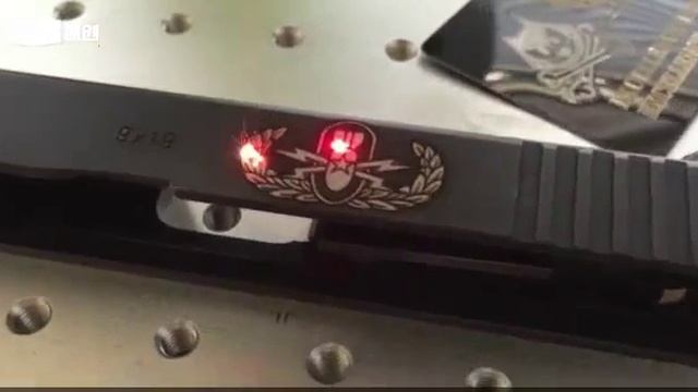 Волоконно - оптический лазерный маркер 50W делает глубокие выстрелы
