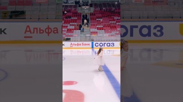 Занимается только 2 месяца 😄⛸️🤍 новогодняя импровизация от Серафимы за 1 минутку 😁