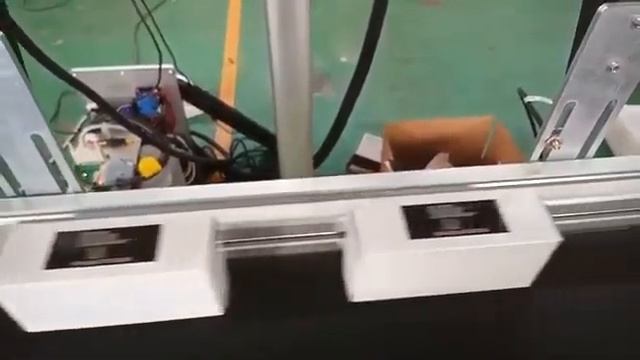 Лазерный маркер помечает коробку на конвейере