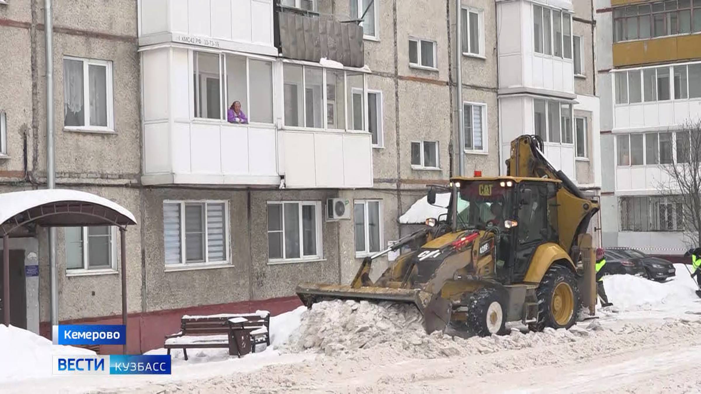 Кубометры чистоты: кемеровские коммунальщики очищают от снега дворы