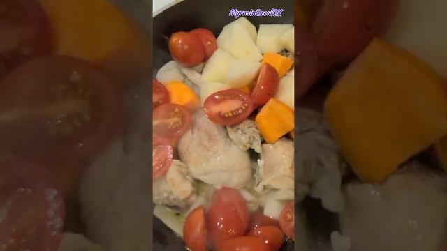 ANOTHER YUMMY CHICKEN RECIPE WITH CARROTS, ONIONS POTATOES, TOMATOES AND GREEN CHILIES  #4k #shorts