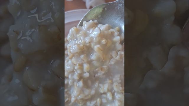 Овсянка цельнозерновая. Именно так выглядит после приготовления.