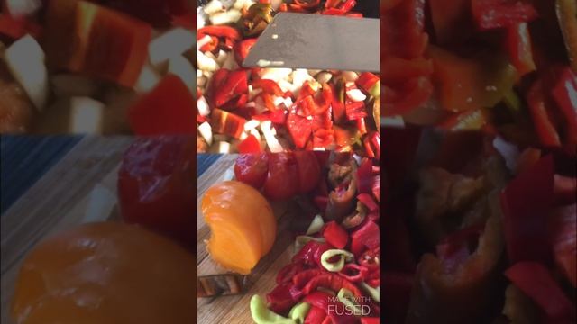 Это универсальная заправка для яичницы с помидорами и для борща.