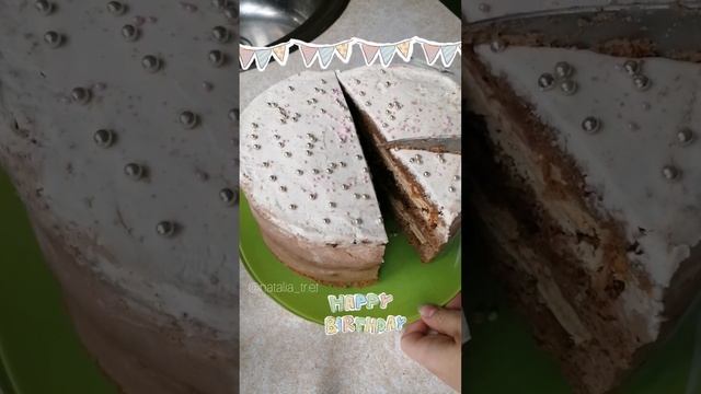 Шоколадный с шоколадным кремом, карамелью, арахисом и хрустящим безе