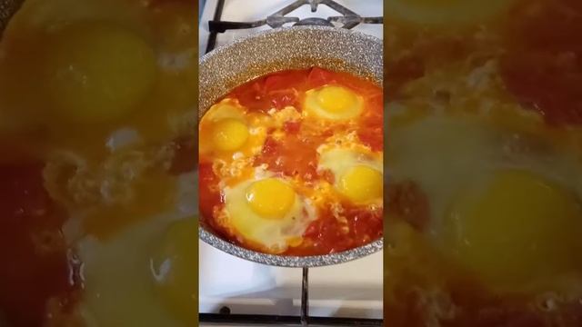 Яичница с помидорами-самая лучшая/ШАКШУКА - королева всех ЯИЧНИЦ/Популярная в мире яичница#shorts