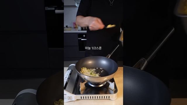 계란후라이만으로 정말 훌륭한 비빔밥