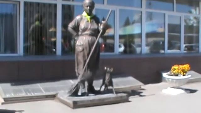 Красивая девушка"Петровна" стоит:)))Единственная,необычная!!!!
