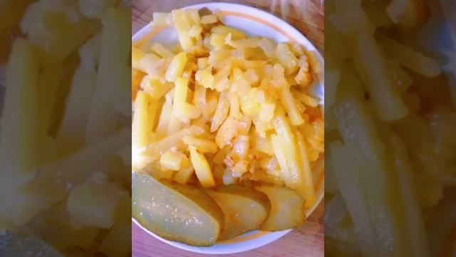 Как Вам идея для ужина?))) жареная картошечка да с огурчиком 😋🥒