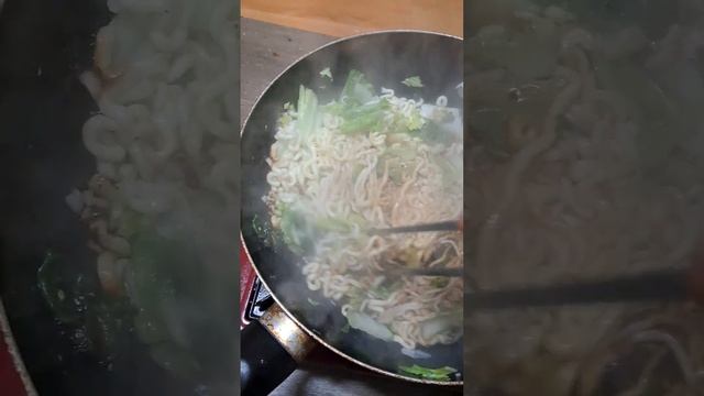 짜파게티+메밀면 배추잎사귀 팬에 끓이는 장면 스프랑 넣고 섞음