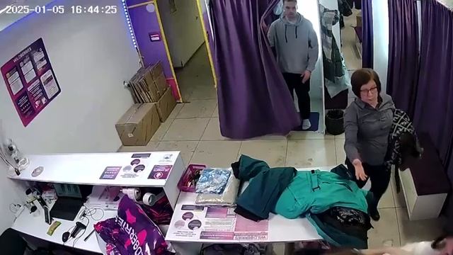 Психо-баба напала на сотрудницу ПВЗ